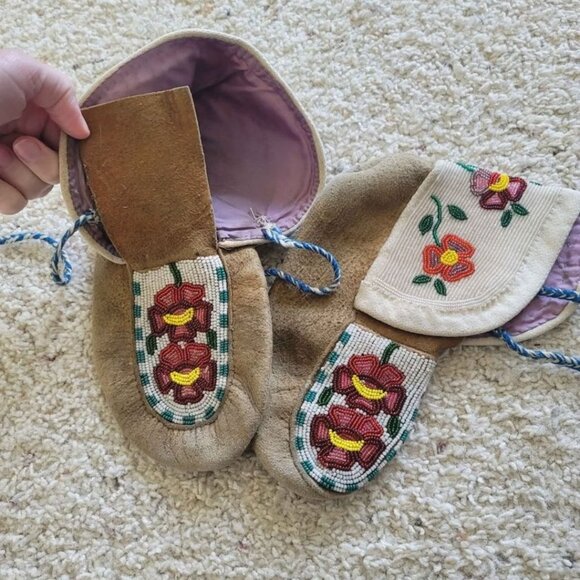 Mocosins Vintage Genuine Hide & Bead Work - Picture 1 of 1